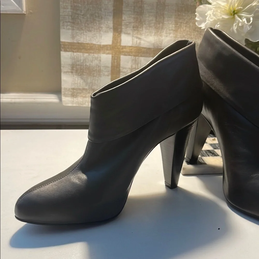 Pour La Victoire Gray Heeled Boots with Curved Heel - Picture 4 of 16